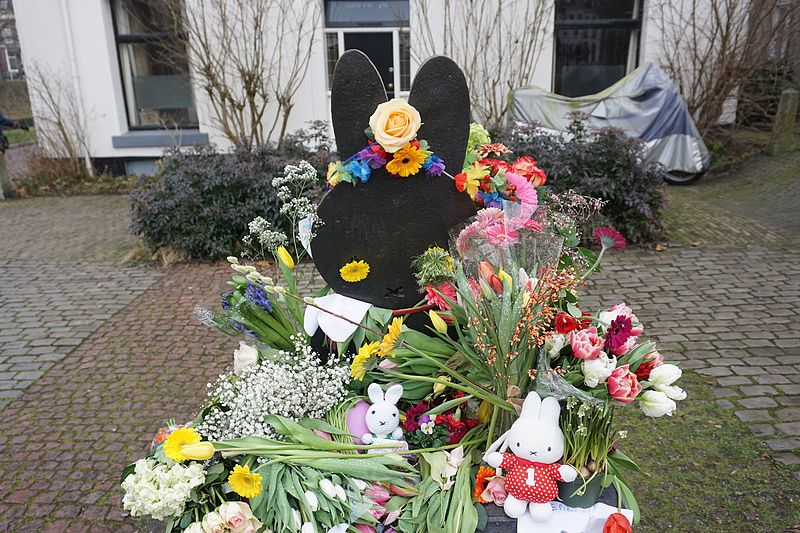 Lêer:Bloemen op het Nijntjeplein.jpg