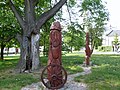 Drewniane rzeźby bóstw słowiańskich i wiekowa lipa będąca pomnikiem przyrody