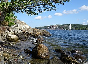 Breviks strandpromenad med vy över Halvkakssundet.