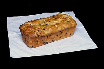 Une brioche aux pépites de chocolat posée sur une serviette blanche. (définition réelle 3 035 × 2 006)