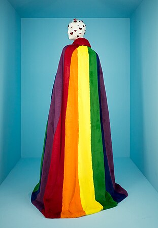 由克里斯托弗·贝利为巴宝莉设计的彩虹斗篷。