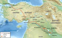Carte géographique montrant le trajet de l'empereur romain Julien entre Constantinople au nord ouest dans l'Empire romain jusqu'au lieu de sa mort dans le sud-est dans l'Empire sassanide.