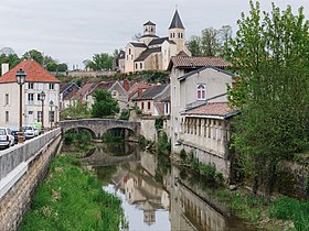 Le vieux pont sur la Seine et l'église Saint-Vorles.