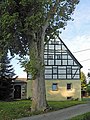 Wohnstallhaus, Stallgebäude und Scheune eines Dreiseithofes sowie Tormauer