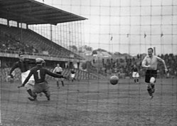 Gais gör genom Göte Sjösten sitt första mål i finalen av Svenska cupen 1942, som spelades på Råsunda