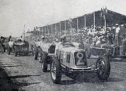 Photo d'une homme pilotant une voiture en course.