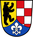 Gemeinde Osterberg Über einer gekürzten eingeschweiften blauen Spitze, darin eine aus einem silbernen Schlüsselgriff wachsende silberne heraldische Lilie, gespalten; vorne in Gold ein linksgewendeter, aufrechter, schwarzer Bär, hinten gespalten und dreimal geteilt von Rot und Silber in verwechselten Farben.