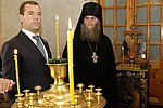 Rysslands dåvarande president Dmitrij Medvedev (vänster) besöker kyrkan.