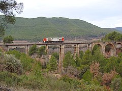 La locomotora 254.01 sobre el pont de Can Cavaller.