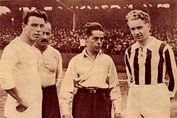 Braun (középen) az 1927. október 9-én rendezett magyar–csehszlovák mérkőzésen Fogl Károllyal (balra) és Karel Pešekkel (jobbra)