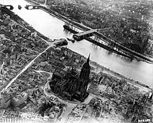 Bomb damage near Frankfurt Cathedral included 2 bridges (May 1945). Frankfurt Am Main-Altstadt-Zerstoerung-Luftbild 1944.jpg