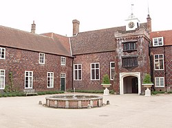 Fulhamin palatsi on Lontoon piispan entinen virkarakennus.