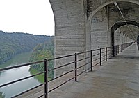 De voetgangersdoorgang van het viaduct.