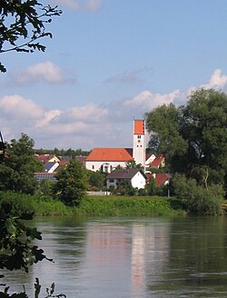 Вид на церковь Святого Георгия в Хайнхайме через Дунай