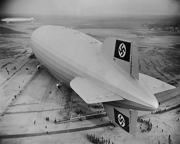 Ficheiro:Hindenburg first landing at Lakehurst 1936.jpg