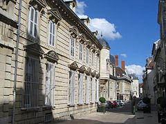 Façade rue Amiral-Roussin.