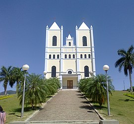 Praça de Calçado com Morro Pedra do Jaspe ao fundo