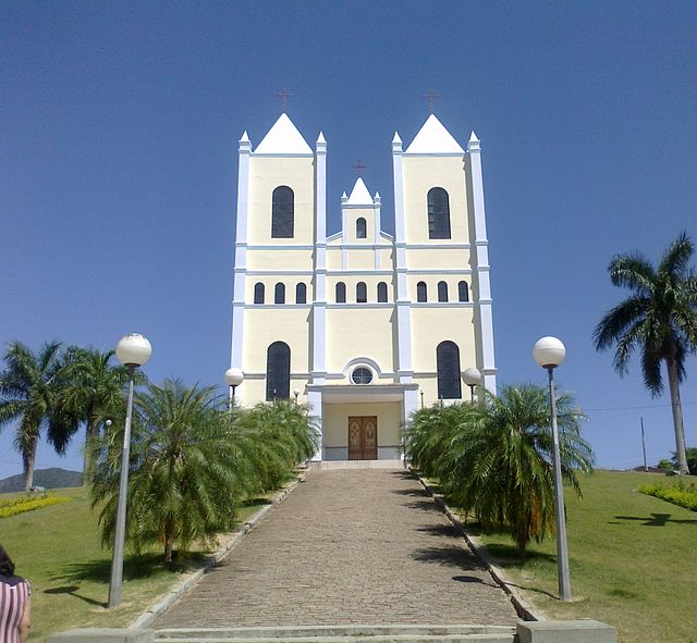 Praça de Calçado com Morro Pedra do Jaspe ao fundo