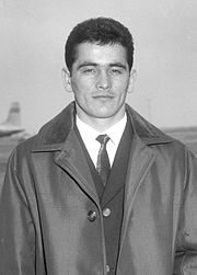 János Kajdi kuvattuna vuonna 1966 Schipholin lentokentällä.