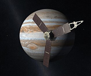 Imaxe artística de la sonda espacial Juno, fornida con módulos fotovoltaicos, orbitando el planeta Xúpiter.