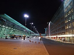 Veduta notturna dell'aeroporto