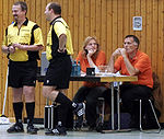 Les arbitres (en bleu) dirigent une rencontre de handball.