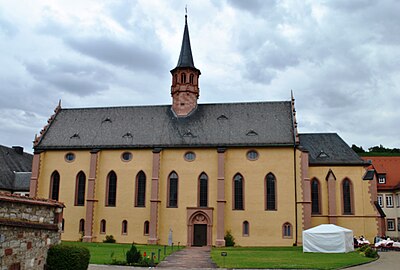 Klosterkirche mit Konventsgebäuden (rechts) und Exerzitienheim (ganz links)