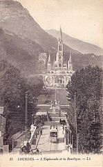 LOURDES - L'Esplanade et la Basilique