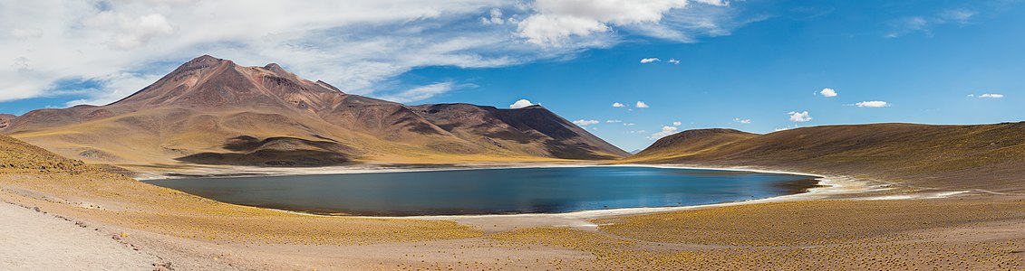 图为米尼克斯火山区和湖泊的全景景观，该火山区位于智利北部的安托法加斯塔大区。湖泊的面积为1.5平方公里，位处海拔4115米的地方。