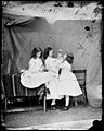 Edith, Lorina i Alice Liddell u sceni "Otvori usta i zatvori oči" (1860.)