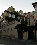 Měšťanský_dům_U_tří_růží_(Malá_Strana),_Praha_1,_Valdštejnské_nám._2,_Malá_Strana.JPG