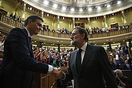 Mariano Rajoy felicita a Pedro Sánchez, luego de la moción de censura en 2018.