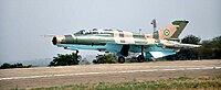 Um caça F-7 de interceptação da força aérea da Nigéria.