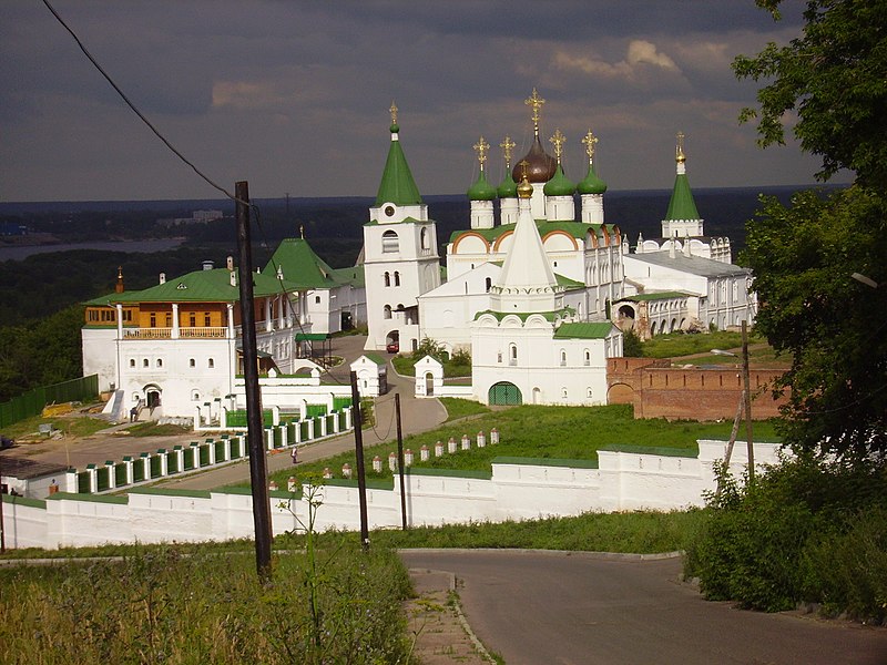 http://upload.wikimedia.org/wikipedia/commons/thumb/5/5b/Nizhny_Novgorod_Pechersky_Monastery.JPG/800px-Nizhny_Novgorod_Pechersky_Monastery.JPG