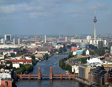 Spree v središču Berlina z mostom Oberbaumbrücke