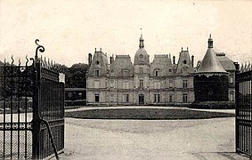 Château d'Ognon, façade sur la cour d'honneur.