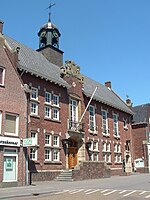 Het stadhuis in de Kaaistraat, ontworpen door Jac. Hurks