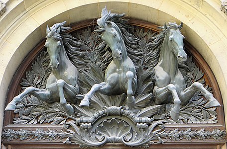 Tympanum sobre la puerta a los antiguos establos desde el patio Lefuel