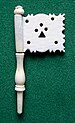 Kleiner Elfenbein-Wimpel als Kennzeichen einer grande bredouille ("großen Bredouille") im Tricktrackspiel