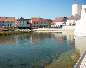 Bassin d'agrément et habitations dans le quartier Saint-Éloi.