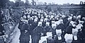 Procession à Plounéour-Trez en 1910, les femmes [elles portent presque toutes la coiffe du Pays Chelgen] (carte postale ND Photo).
