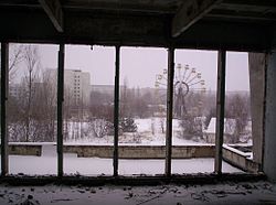 Pariserhjulet i den Ukrainska staden Pripyat. Datorspelet är uppkallat efter staden som fick evakuera när kärnkraftsolyckan i Tjernobyl inträffade. Fotografen som tog bilden stod vid tidpunkten inuti en annan byggnad så själva hjulet ligger lite i bakgrunden bakom byggnadens troligtvis utblåsta fönster. Fönstrens ramar är dock kvar, dessa är relativt långa och avlånga samt står de upp lodrätt.