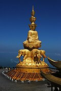 Statue de Puxian pusa de 660 tonnes à 3 099 mètres, entourée d'urnes.