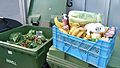 Una cassetta di frutta e verdura recuperata dai cassonetti di un ipermercato.
