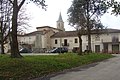 El ayuntamiento en la plaza De Montal, con la iglesia de San Lupo al fondo