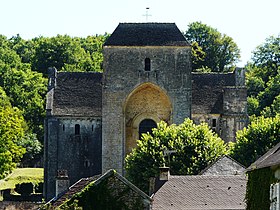 Au-dessus des toits du village, la masse imposante de l'église abbatiale