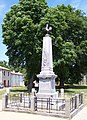 Le monument aux morts, devant l'église (juin 2009)