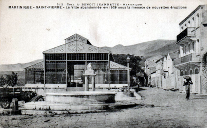 La halle du marché et la statue Saint-Pierre renaissant de ses cendres sur la place Bertin en 1929.