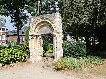 Portail de l'ancienne église de Douchy (XIIe siècle) installé dans le Jardin d'horticulture.
