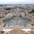 La columnata de Bernini se interpreta como un "abrazo de la iglesia" que recibe a los que llegan a ella.